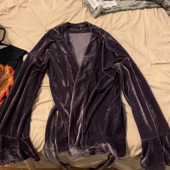 NWOT Velvet robe style tie top Size Small - Picture 2 of 8